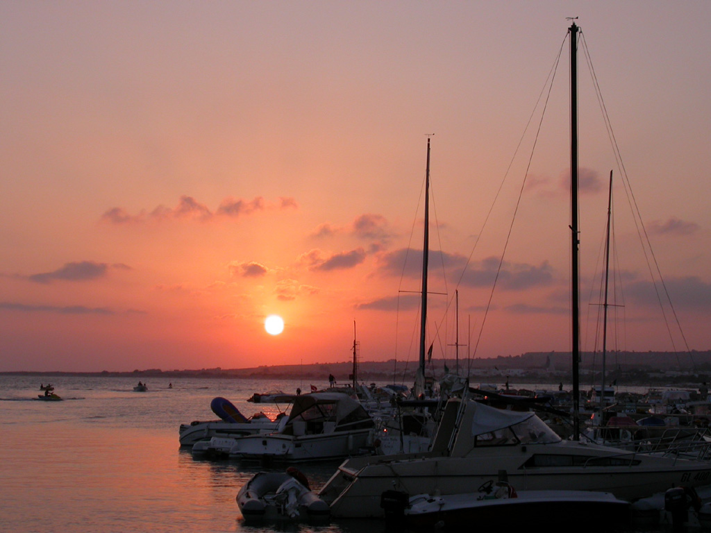 tramonto sul porto