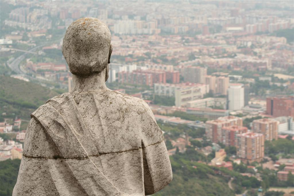 Statua che osserva la citt sottostante