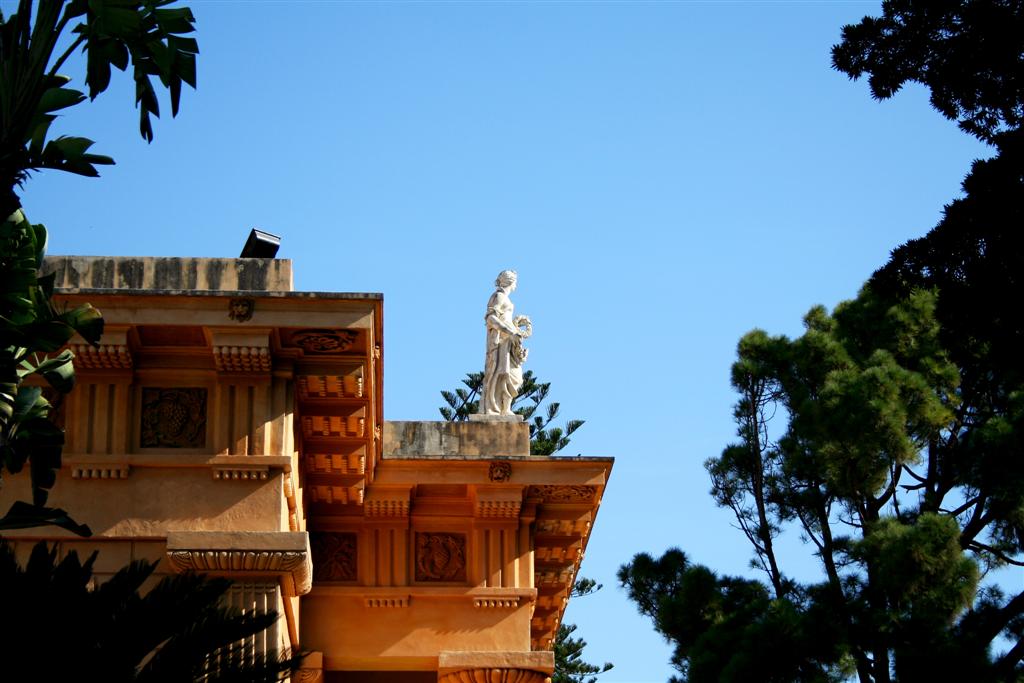 Statua