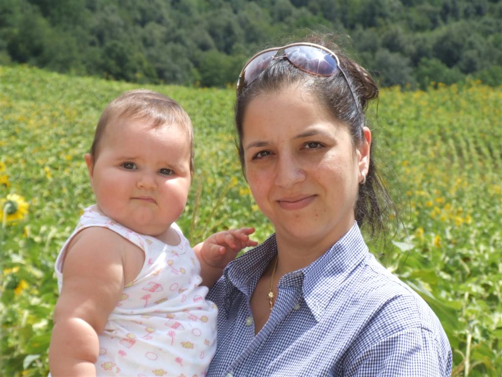 Due fiori in un campo di girasoli