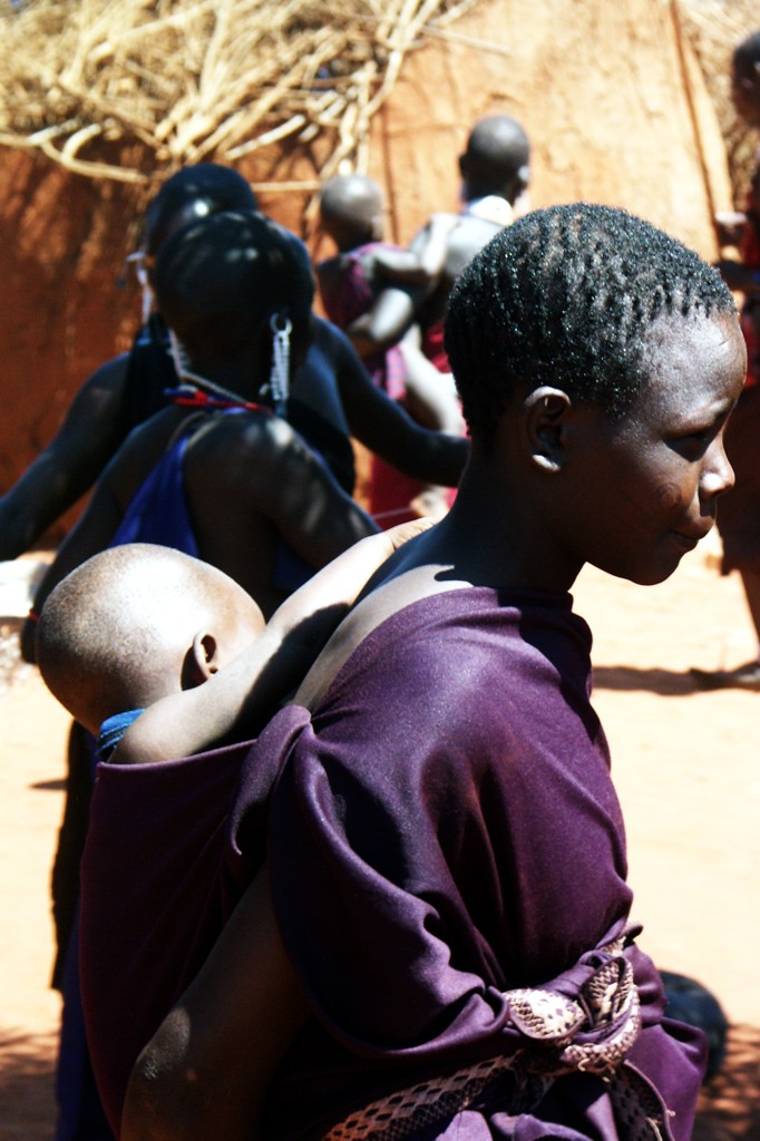 Giovane ragazza masai con bambino