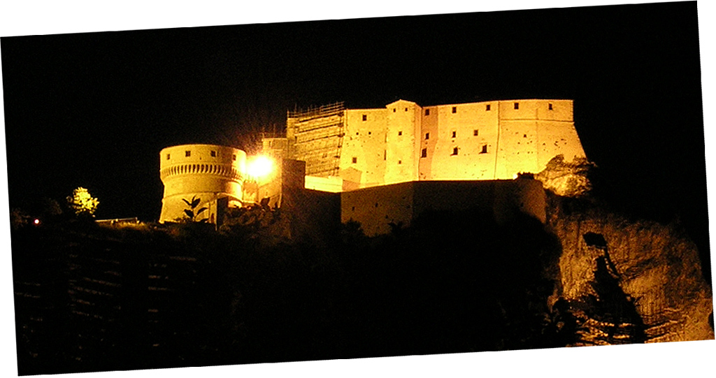 San Leo di notte