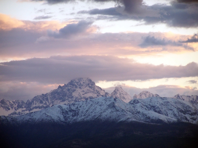 il Monviso abbracciato dalle nuvole al tramonto