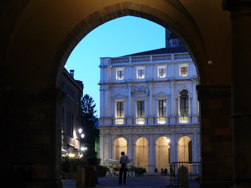 Piazza Vecchia 2