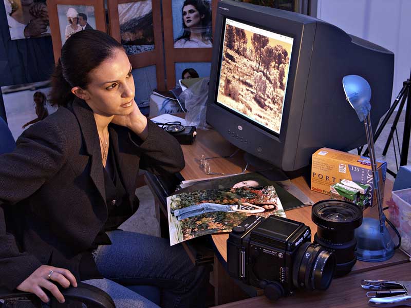 modella seduta...nella mia postazione di combattimento (dove ritocco le mie foto). modella seduta...nella mia postazione di combattimento (dove ritocco le mie foto).