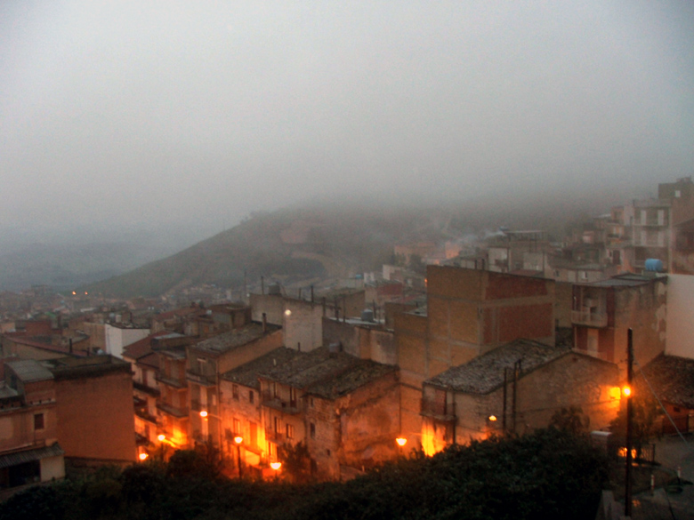 Vista serale del mio paese con nebbia.