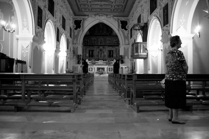 interno chiesa, donna