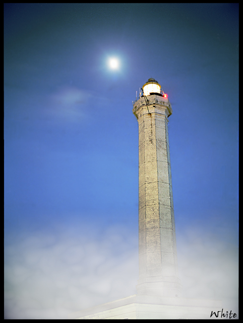 Faro in notturna