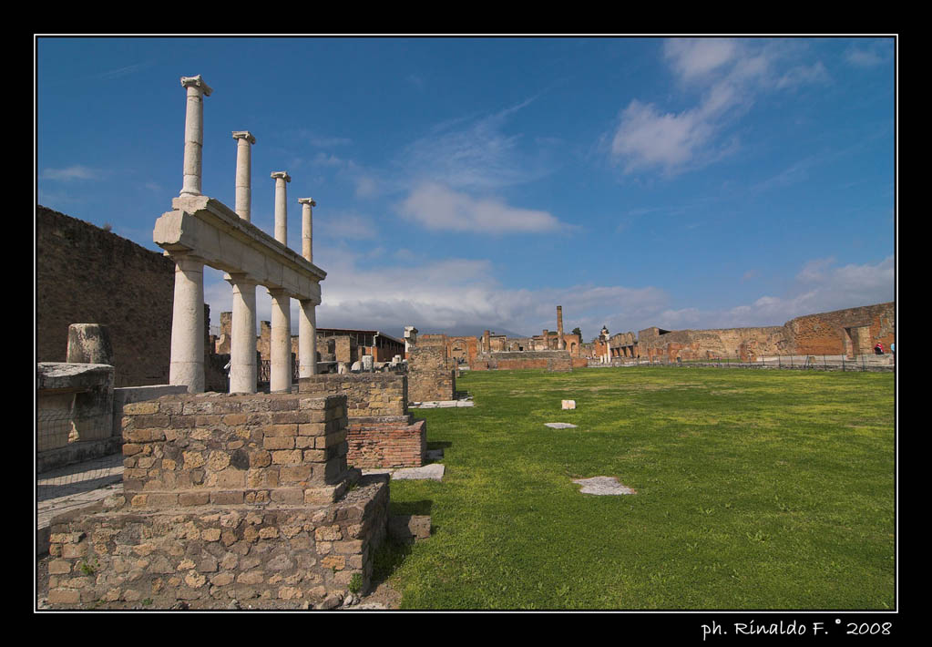 quattro colonne in un prato a. c.