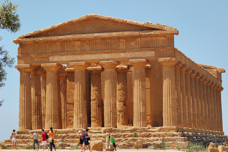 vista frontale del tempio della Concordia