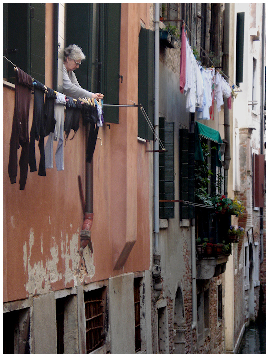 La signora stende il bucato