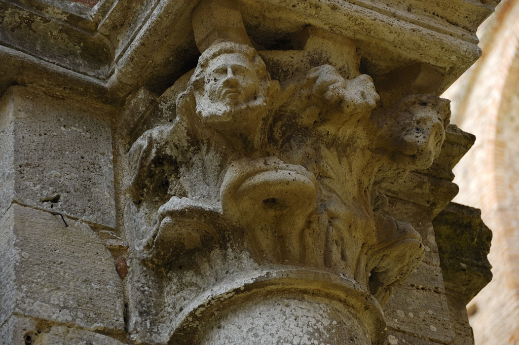 Capitello all'interno dell'abbazia di S.Galgano