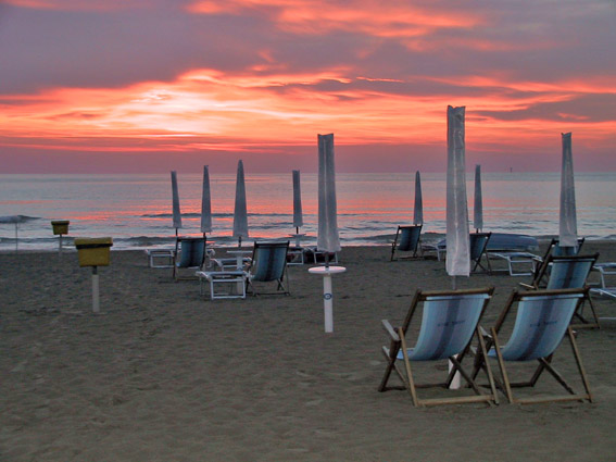 prime luci dell'alba in spiaggia
