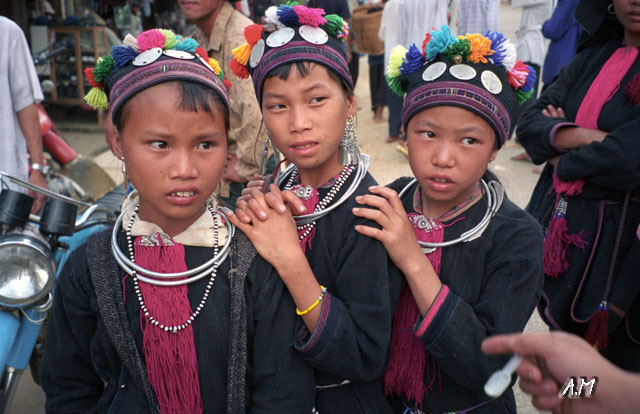 Vietnam - Sapa - Bambine della trib H'mong rossi