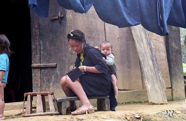 Vietnam - Sapa - Donna con bimbo trib H'mong neri