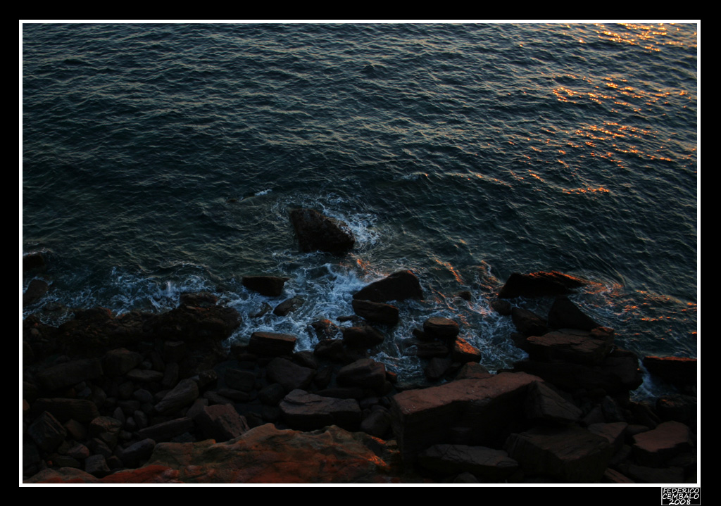 Tramonto sugli scogli