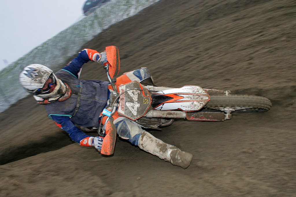 Motocross nella nebbia