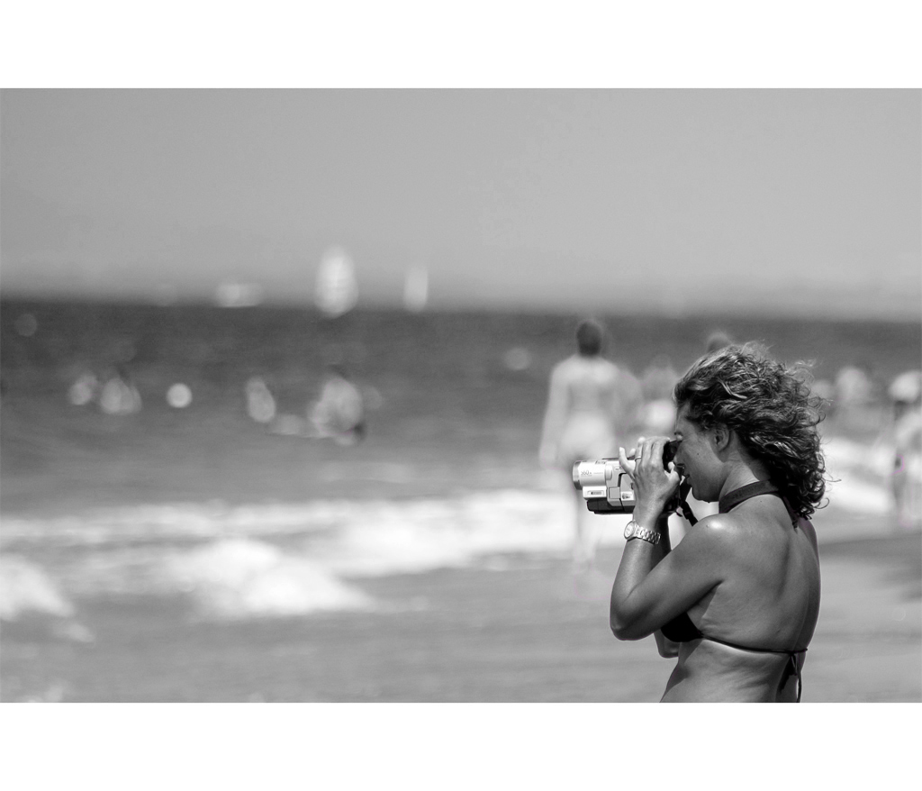la reporter da spiaggia b/n