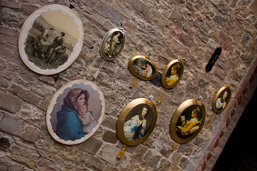 Ritratti al muro