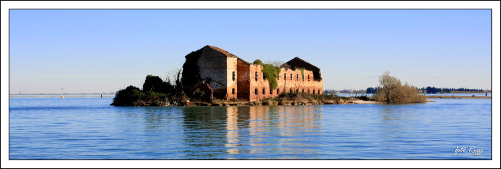 casolare in mezzo al mare..