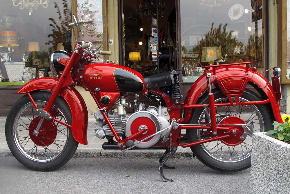 Moto Guzzi...in rossonero