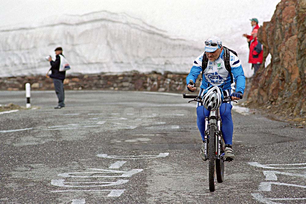 Ciclista al cellulare