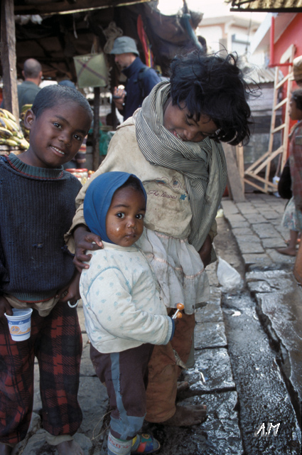 Madagascar - Bimbi al mercato di Antsirabe
