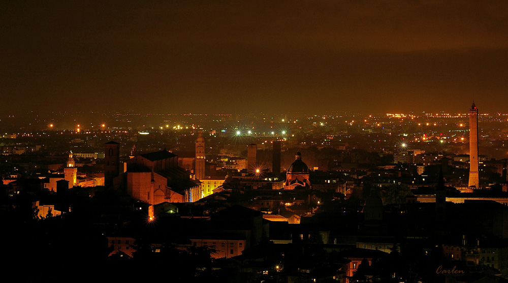 Panoramica notturna di Bologna.