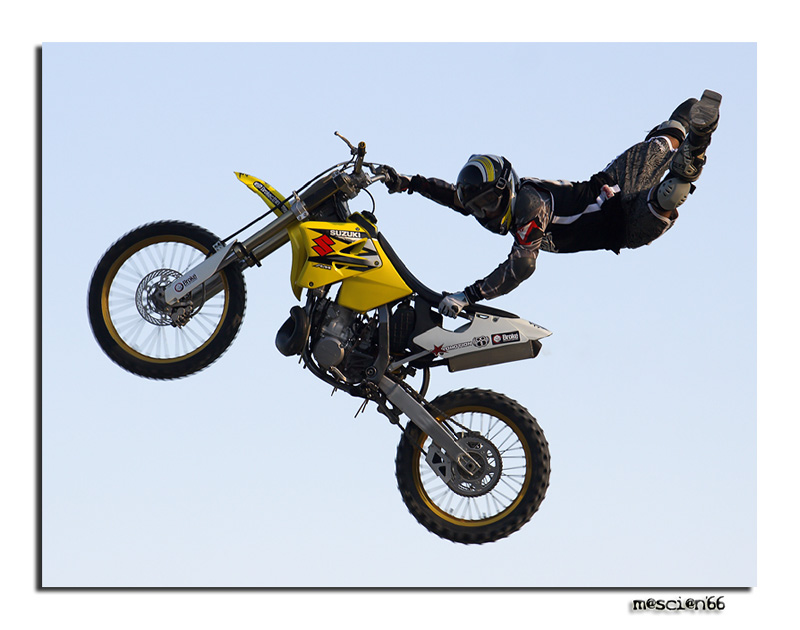 Manifestazione sulla spiaggia di Spotorno....