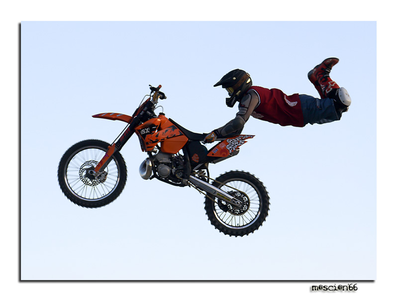 Manifestazione sulla spiaggia di Spotorno....