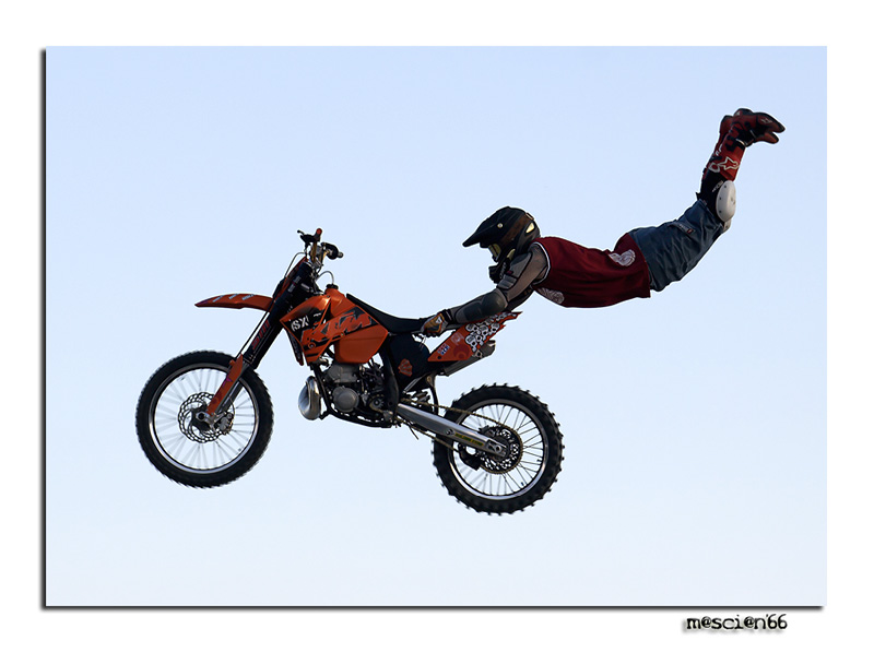 Manifestazione sulla spiaggia di Spotorno....