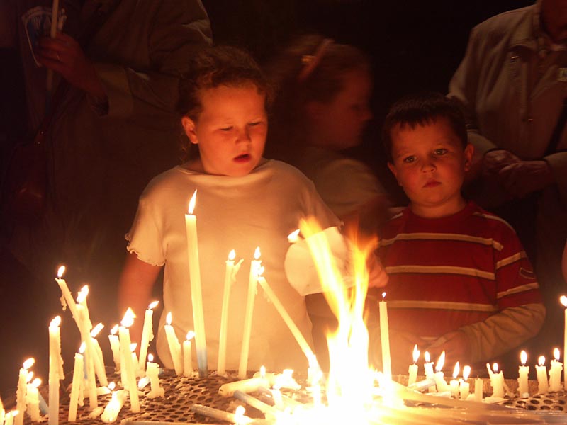 I bambini e le candele di Lourdes