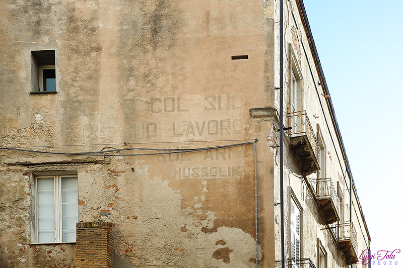 Cagliari - Scritta Mussolini su palazzo