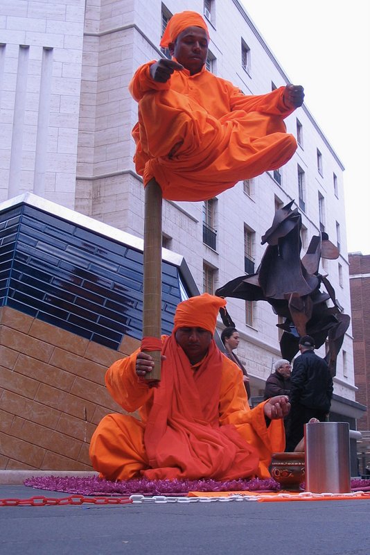 Levitando un venerdì pomeriggio di marzo all'entrata della metro di via Toledo a Napoli Levitando un venerdì pomeriggio di marzo all'entrata della metro di via Toledo a Napoli