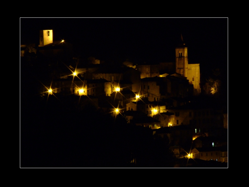 Amandola by night