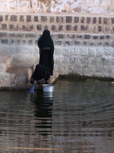 Donne alla cisterna 2