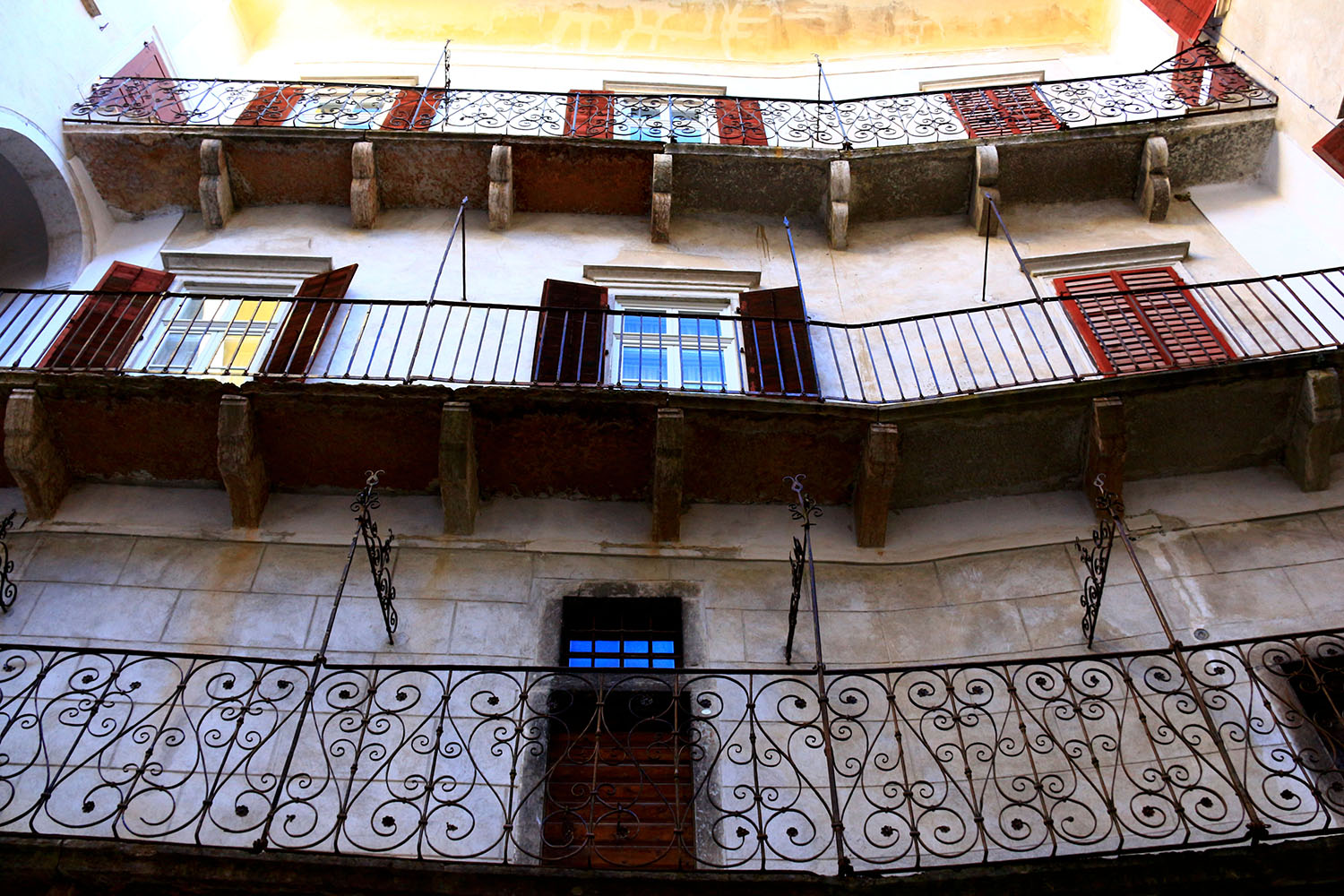 sotto al balcone