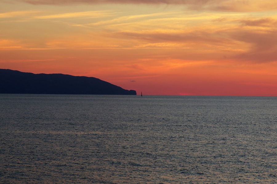 Vela sul promontorio al tramonto