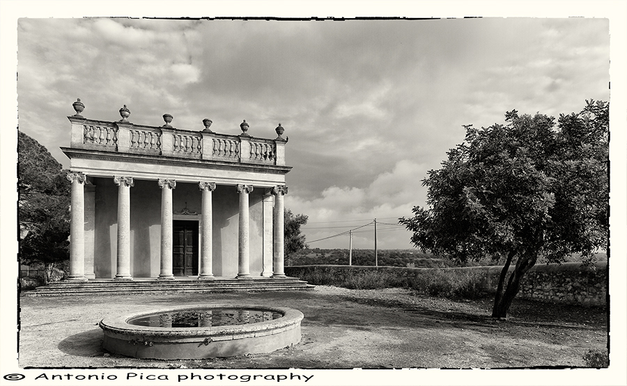 chiesetta in B&W parco donna fugata