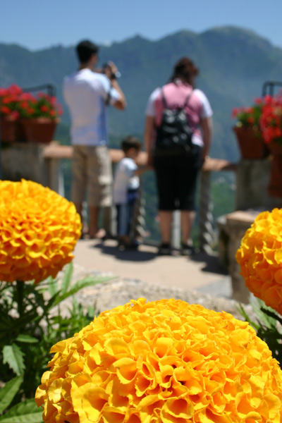 turisti a Ravello (costiera amalfitana)