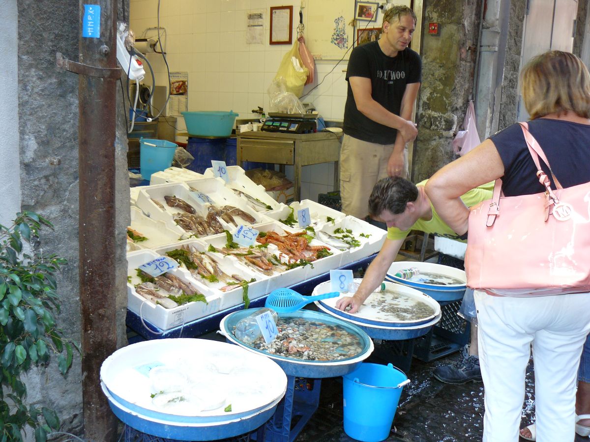 'O pisciavinnl (il pescivendolo) 'O pisciavinnl (il pescivendolo)