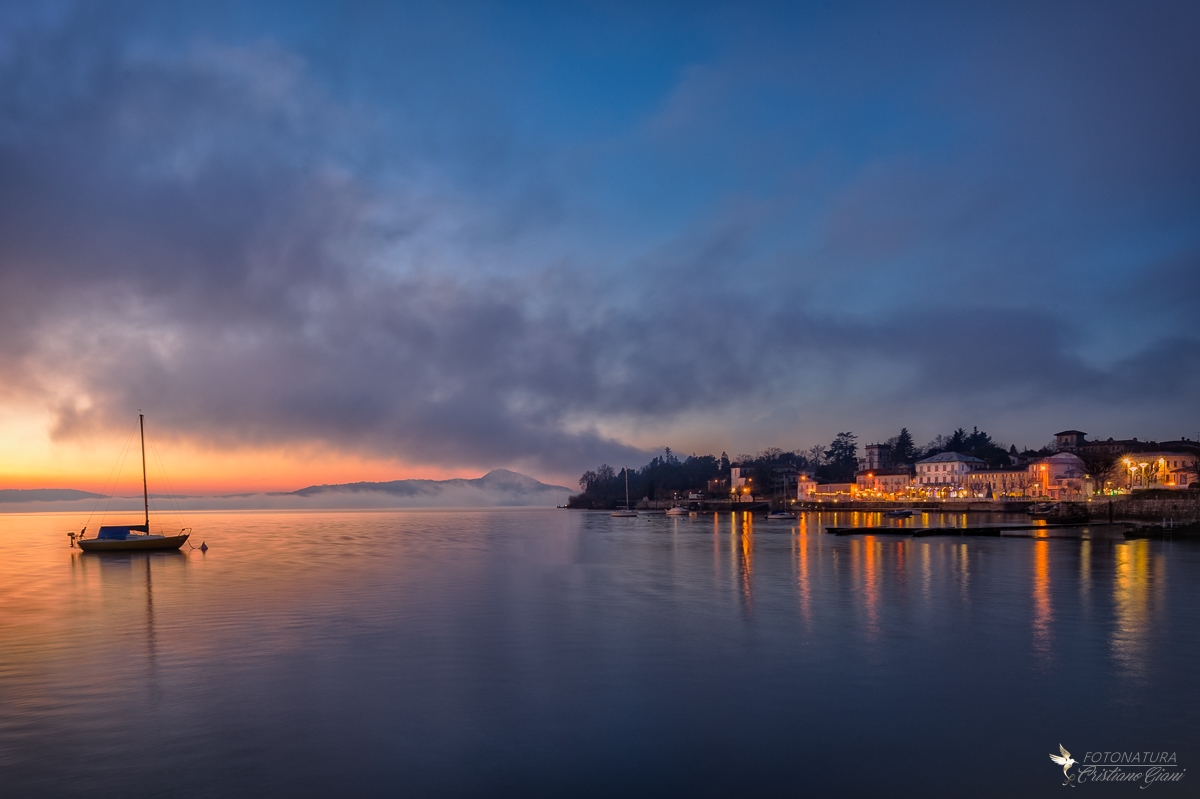 Un'alba sul lago