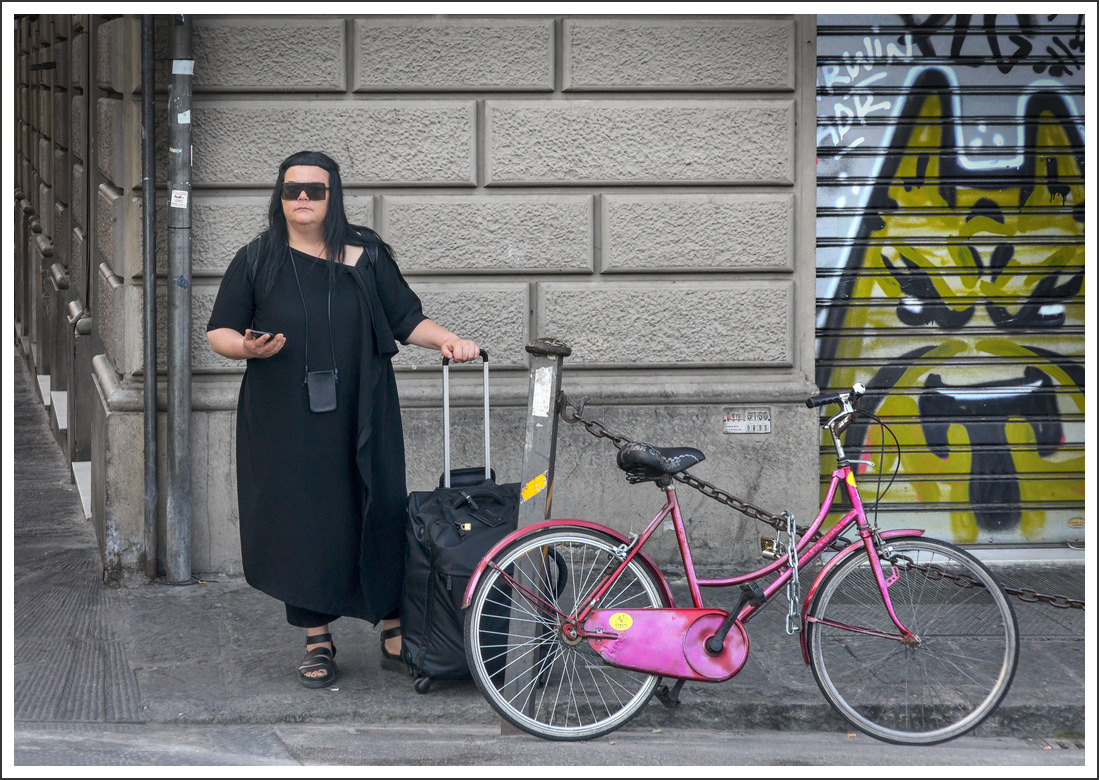 dark lady e bici rosa