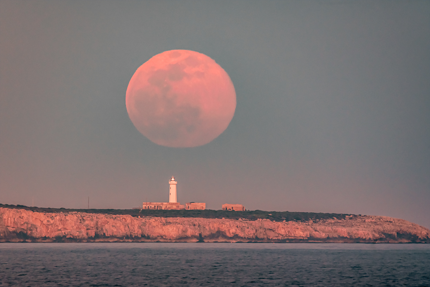 La luna e il faro La luna e il faro