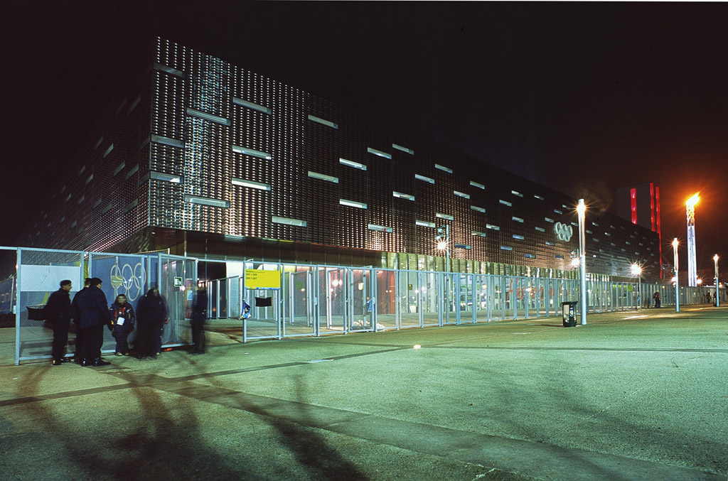 Palaghiaccio Isozaki e torcia olimpica