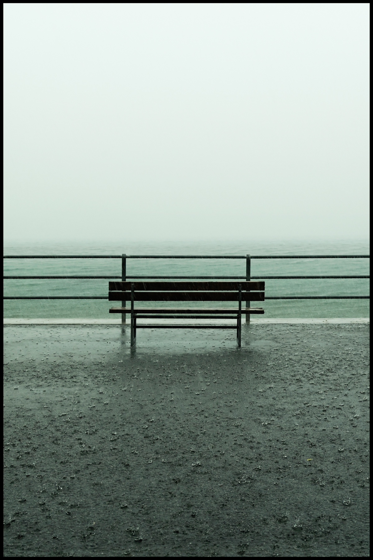 Piove (sui miei silenzi) (di fabiopollio27)