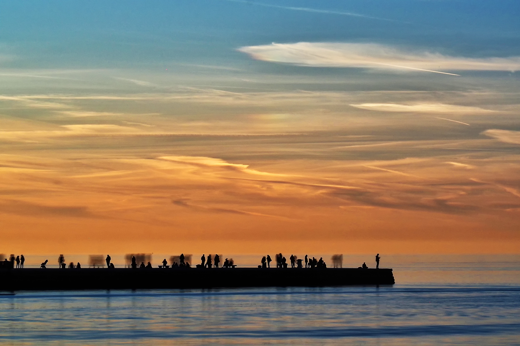 Spettatori del tramonto sul Molo Audace