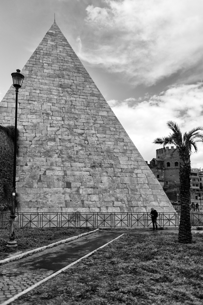Piramide Cestia Rm