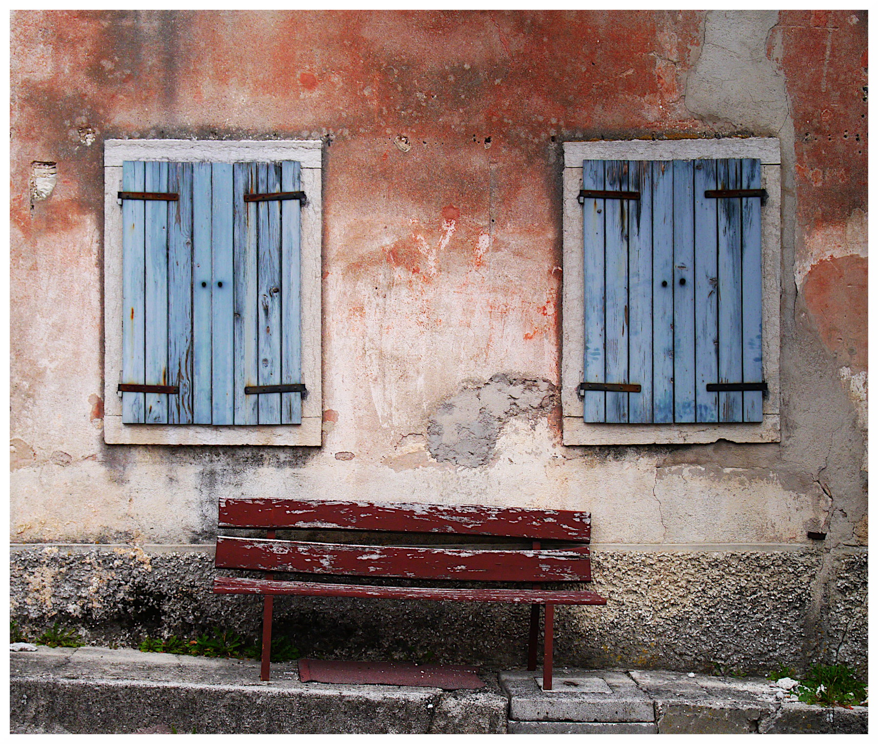 due finestre con panchina pendente