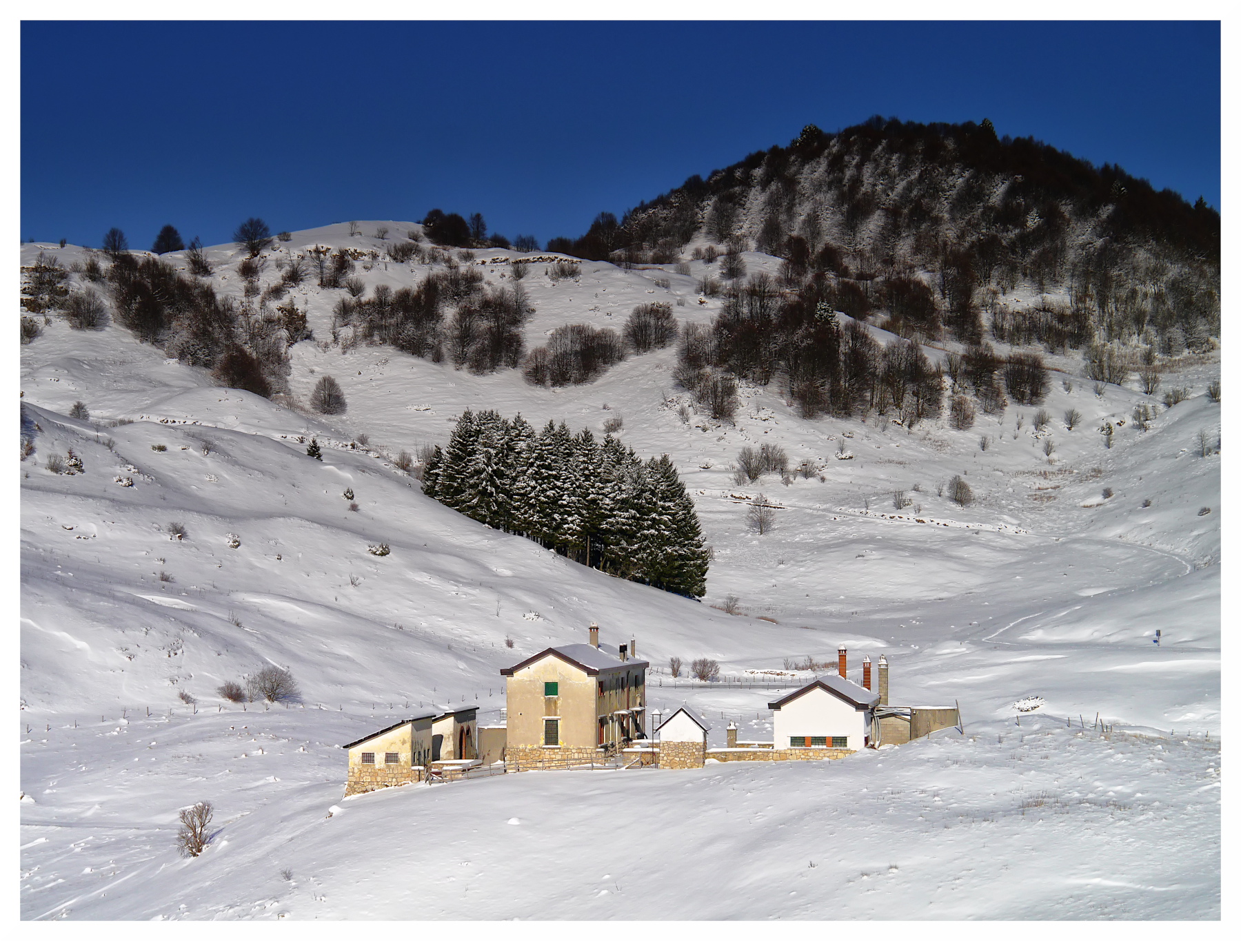 Malga Novegno in veste invernale